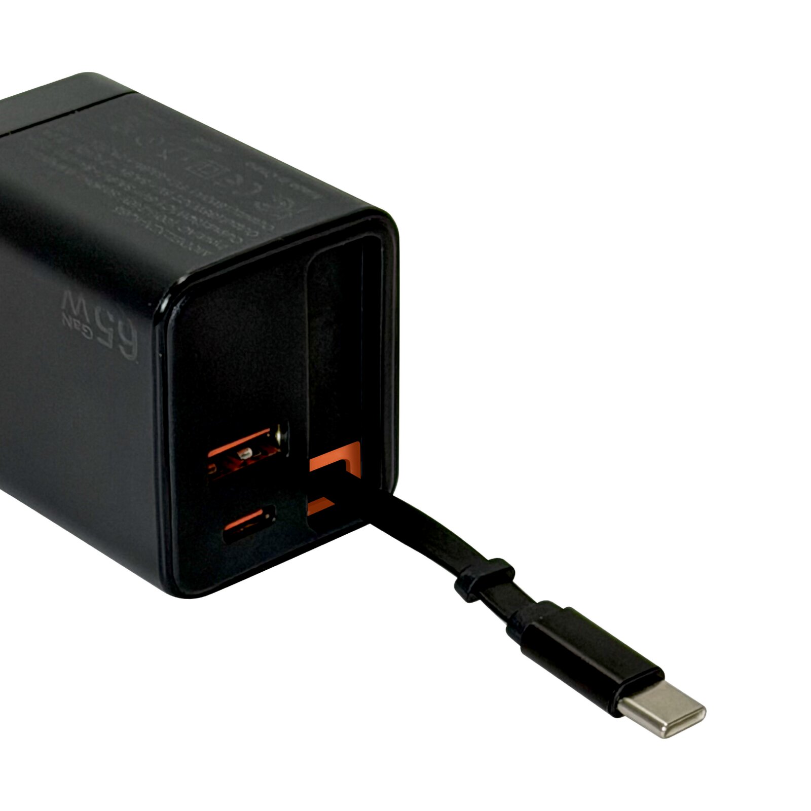 Schwarzes USB-Ladegerät mit orangefarbenen Anschlüssen und eingestecktem USB-C-Kabel, gezeigt in schräger Nahaufnahme von der Seite/Front auf weißem Hintergrund
