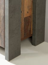 Nahaufnahme eines TV-Unterschranks mit einer Kombination aus rustikalem Holz und grauem Stein, seitliche Perspektive.