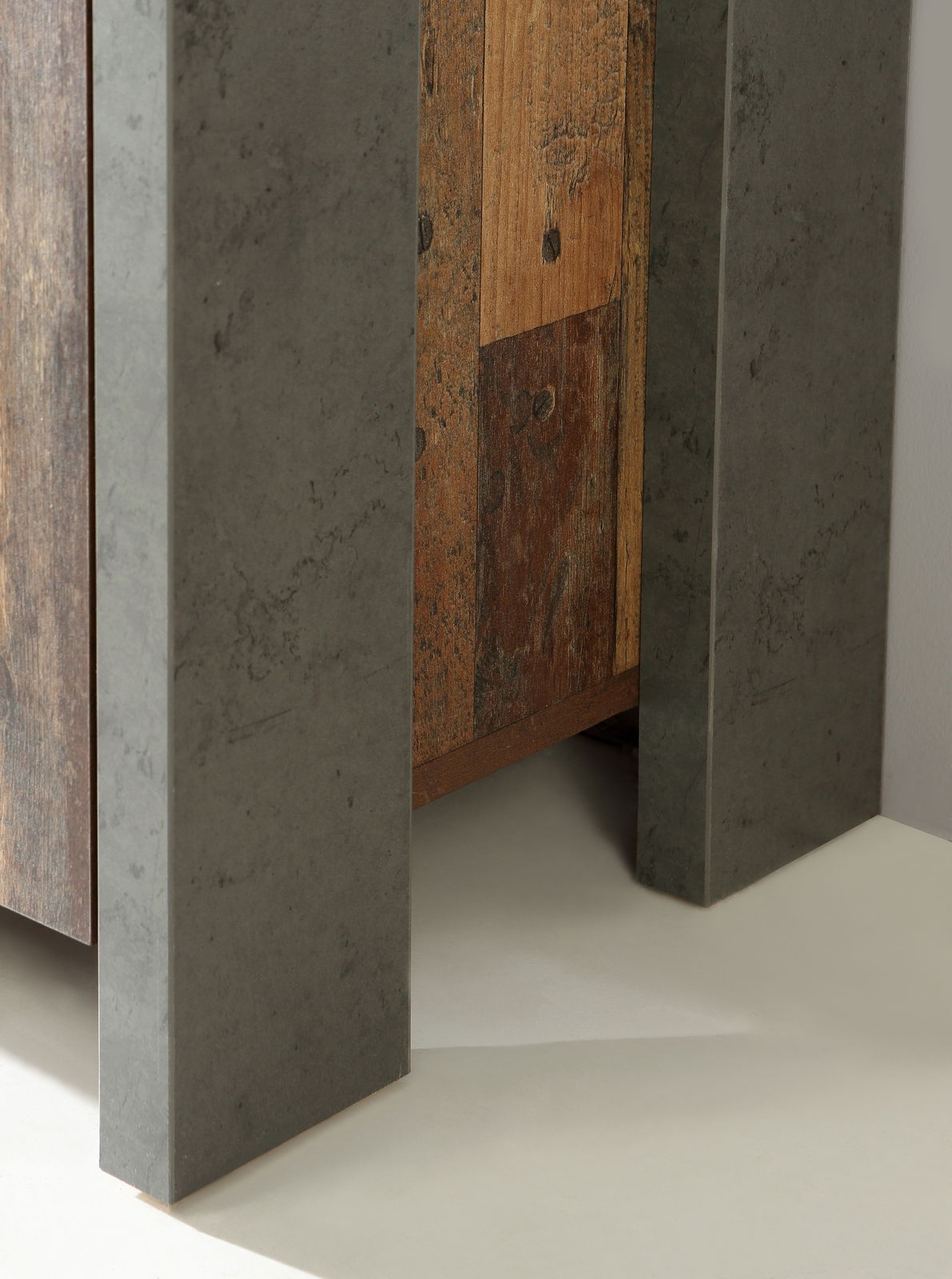 Nahaufnahme eines TV-Unterschranks mit einer Kombination aus rustikalem Holz und grauem Stein, seitliche Perspektive.