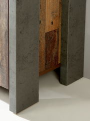 Nahaufnahme eines TV-Unterschranks mit einer Kombination aus rustikalem Holz und grauem Stein, seitliche Perspektive.