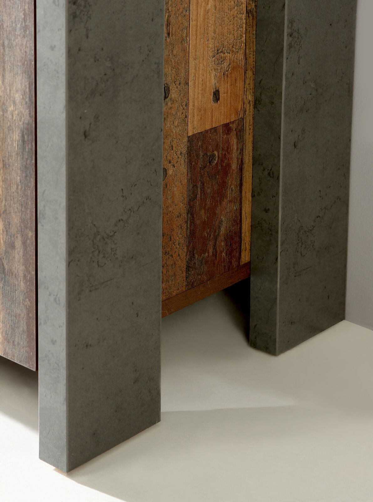 Nahaufnahme eines TV-Unterschranks mit einer Kombination aus rustikalem Holz und grauem Stein, seitliche Perspektive.