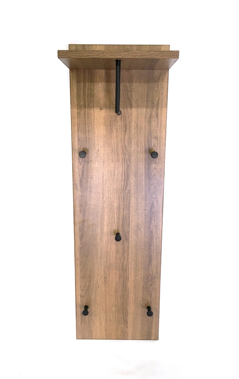 Wandgarderobe aus Holz in Eiche-Optik mit Ablage und fünf schwarzen Haken, frontale Ansicht