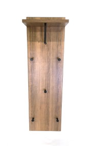 Wandgarderobe aus Holz in Eiche-Optik mit Ablage und fünf schwarzen Haken, frontale Ansicht