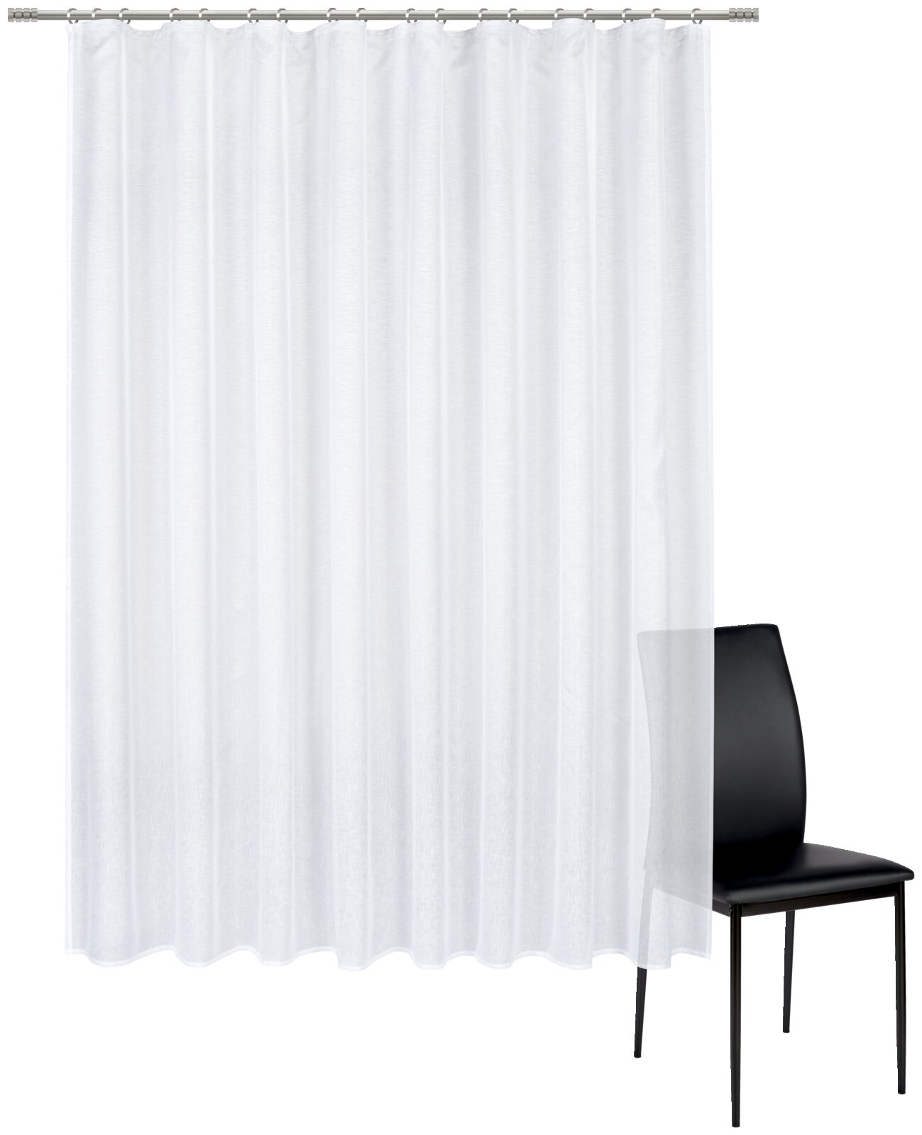 Transparenter weißer Voile-Gardinenvorhang an silberner Gardinenstange mit Ringen, frontal in Innenraum-Ansicht, rechts teilweise ein schwarzer Stuhl sichtbar