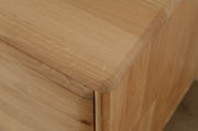Nahaufnahme einer Holzmöbelecke mit glatter Oberfläche und abgerundeten Kanten.