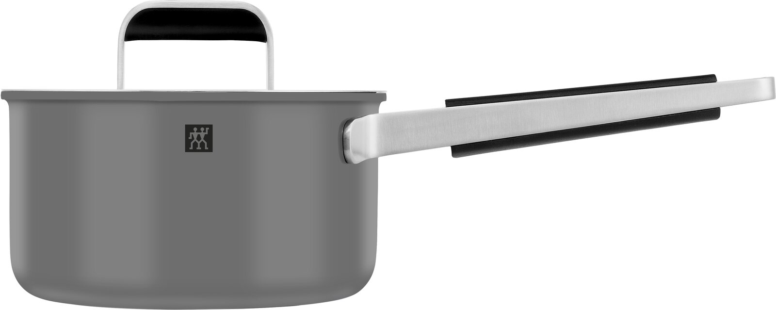 Seitliche Ansicht eines grauen Kochtopfs mit langem Griff und schwarzem Deckelgriff.