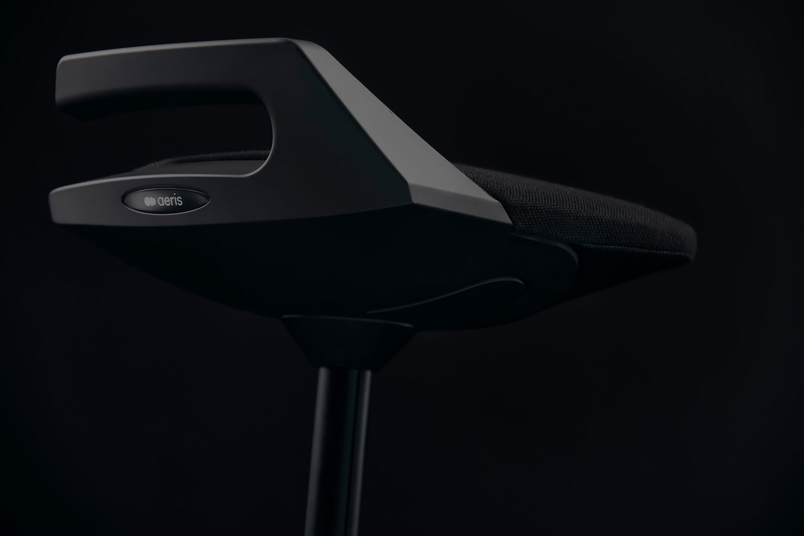 Seitliche Ansicht der Aeris Sitz-/Stehhilfe Muvman mit schwarzem Sitz und ergonomischem Design.