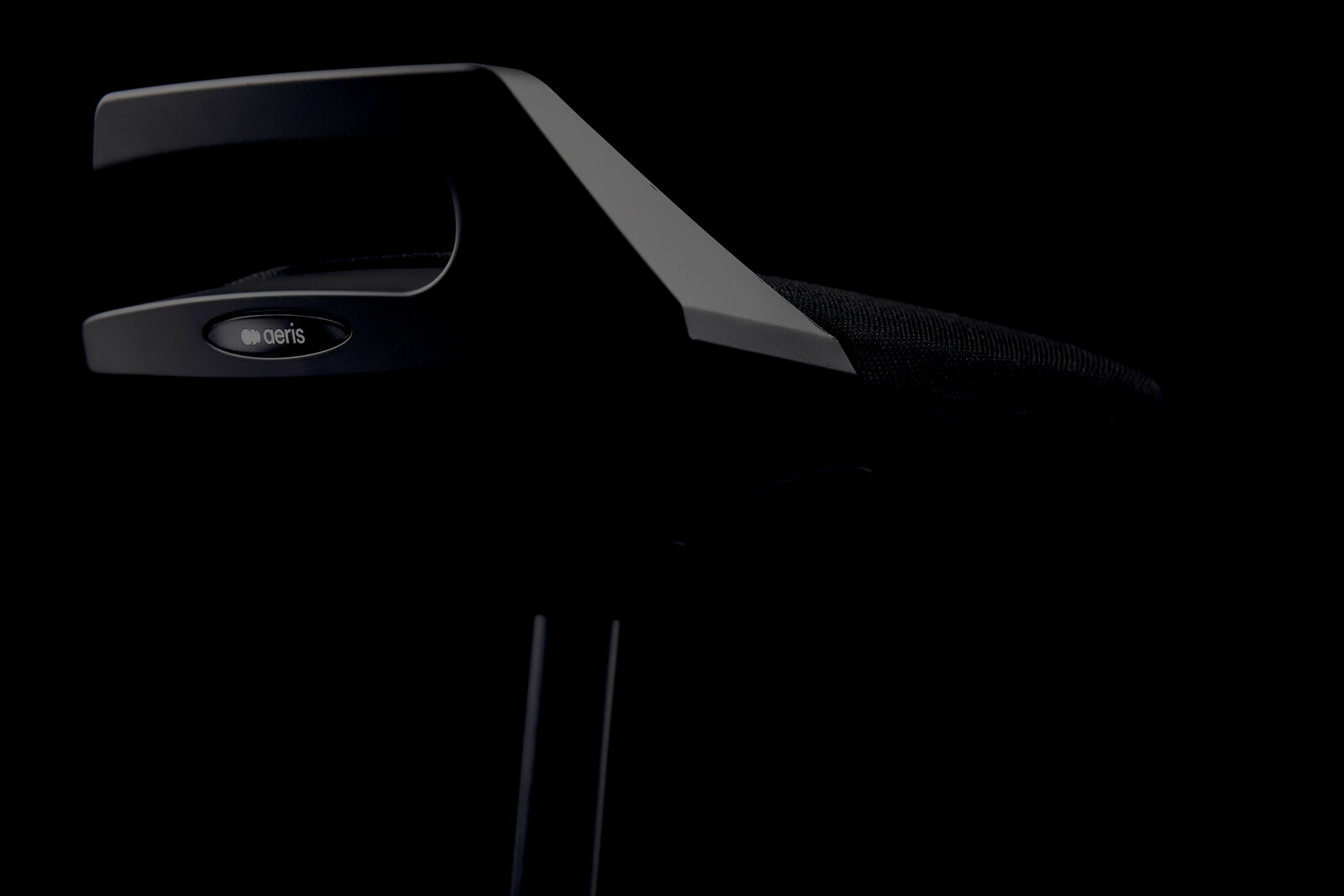 Seitliche Ansicht der Aeris Sitz-/Stehhilfe Muvman mit schwarzem Sitz und ergonomischem Design.