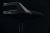 Seitliche Ansicht der Aeris Sitz-/Stehhilfe Muvman mit schwarzem Sitz und ergonomischem Design.