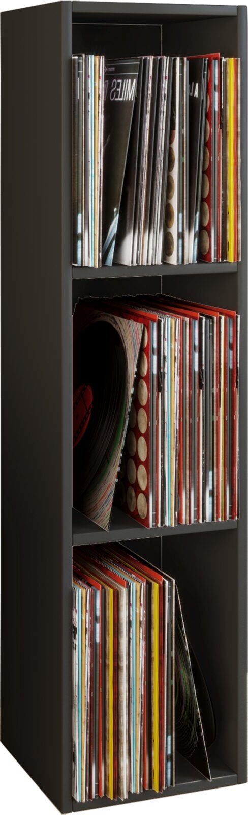 Schwarzes, schmales Regal zur Aufbewahrung von Vinyl-Schallplatten, gefüllt mit LPs in drei Fächern, frontale Ansicht mit leichter Seitenperspektive.