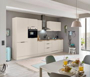 Moderne Küchenzeile in heller Farbe mit eingebautem Ofen, Dunstabzugshaube und Spüle, seitliche Perspektive.