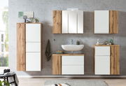 Moderner Midischrank 65 cm in Holzoptik mit weißen Fronten, frontal betrachtet, Teil eines stilvollen Badezimmersetups.