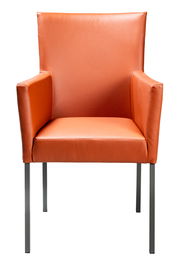 Orangefarbener Armlehnstuhl aus Leder mit Metallbeinen, Frontalansicht