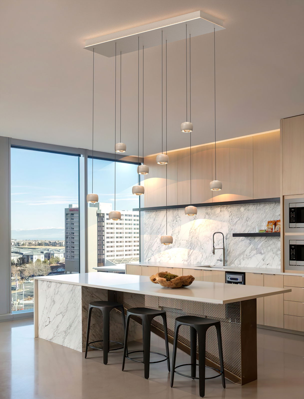 Moderne LED-Pendelleuchte in einer stilvollen Küche, von unten betrachtet, mit mehreren hängenden Leuchtkörpern über einer Kücheninsel.