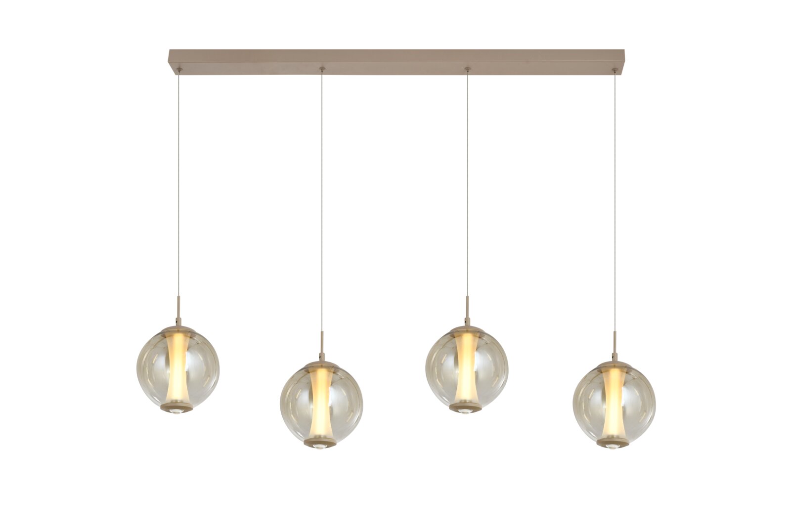 Vooraanzicht van een moderne vierlichts hanglamp met goudkleurige plafondbalk, transparante glazen bollen en warm verlichte kegelvormige elementen