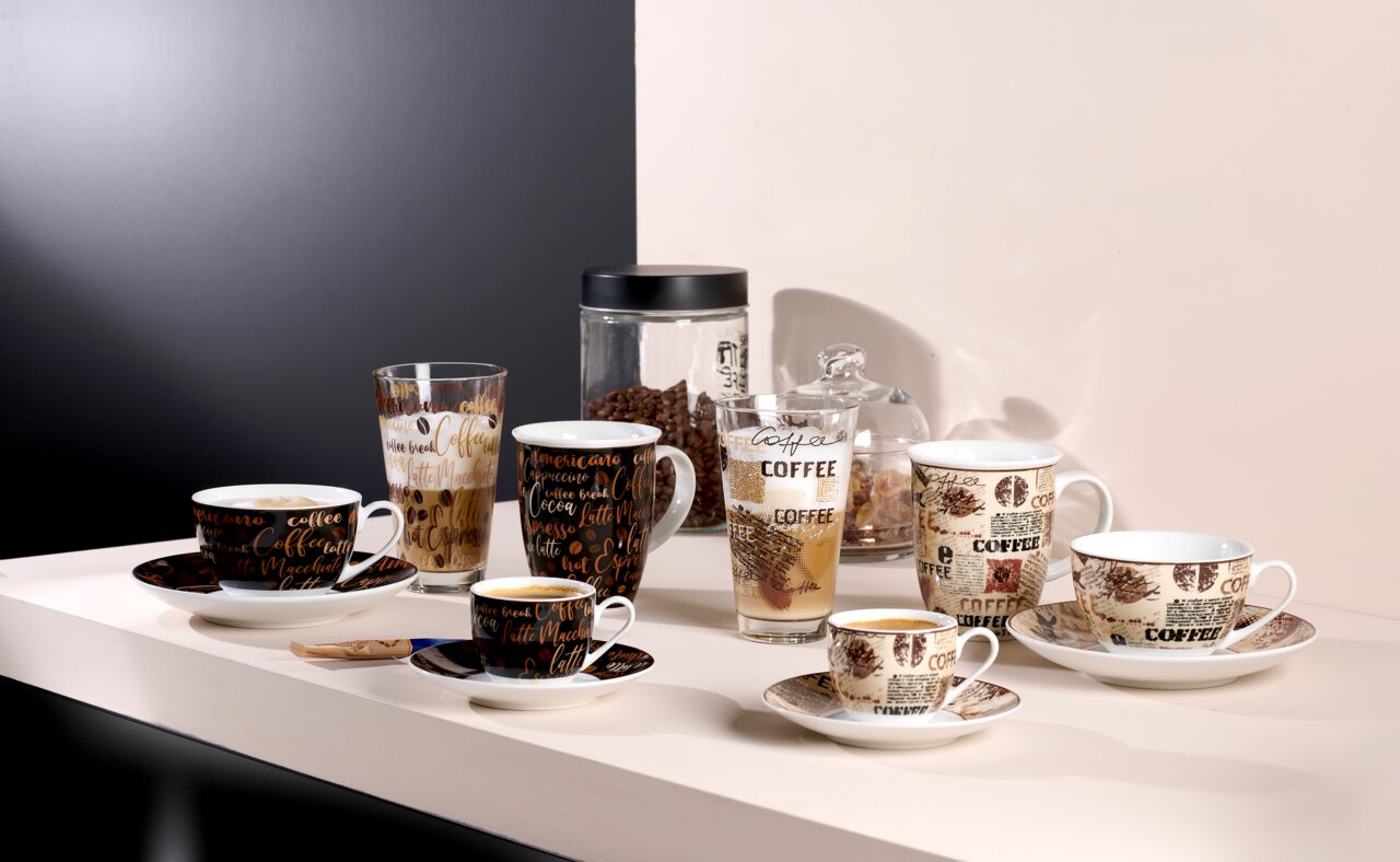 Ritzenhoff & Breker Espressotassen-Set 4-tlg. CREMA Verschiedene Kaffeetassen und Gläser mit dekorativen Schriftzügen und Mustern, seitliche Perspektive