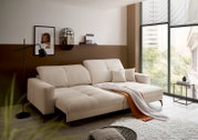 Modernes cremefarbenes Sofa mit zwei Chaiselongues und Kissen im Wohnzimmer, seitliche Vorderansicht von links mit großem Fenster im Hintergrund