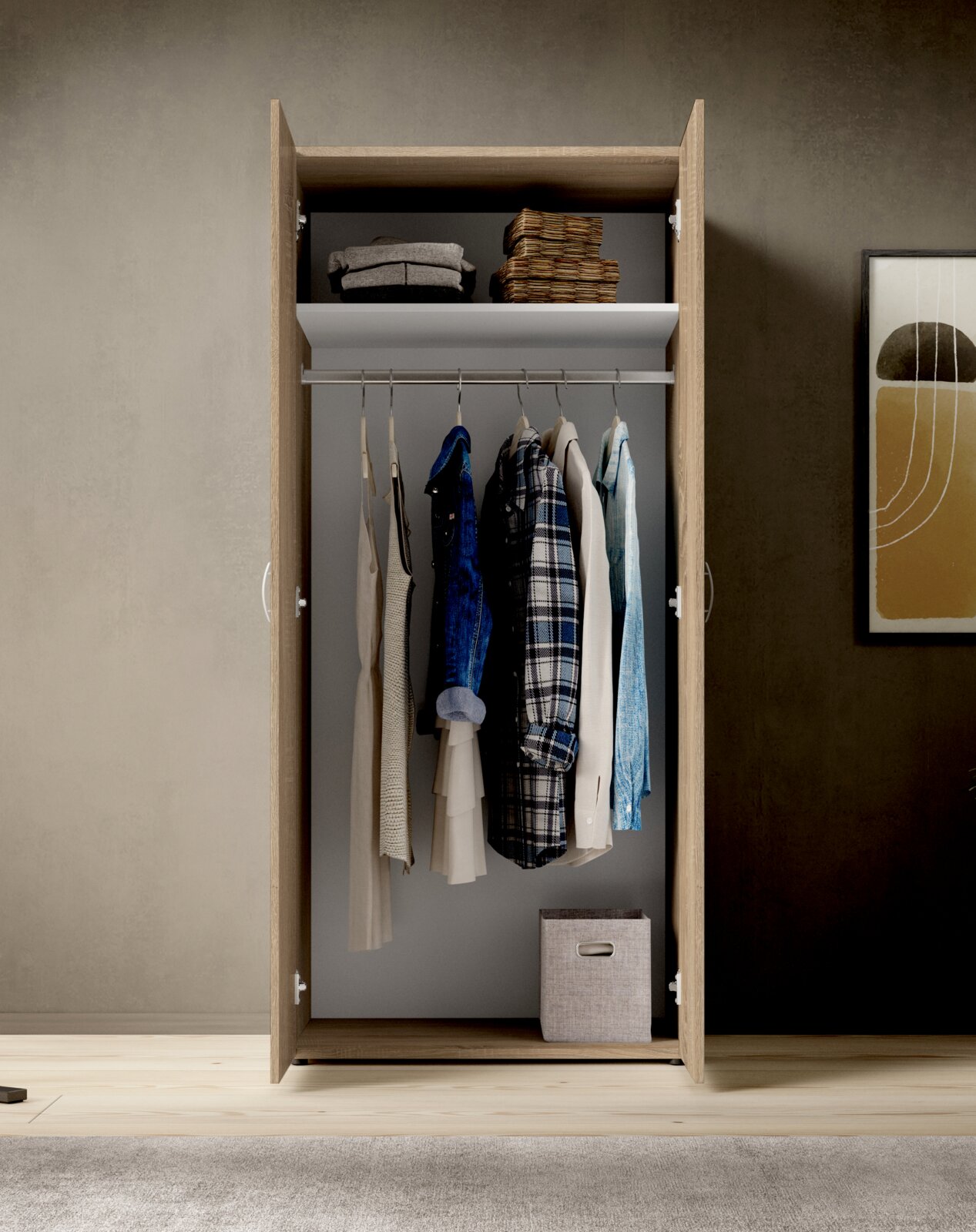 Offener zweitüriger Drehtürenschrank aus Holz mit Kleiderstange, auf der verschiedene Kleidungsstücke hängen, und einem oberen Fach mit gefalteten Kleidern. Perspektive von vorne.