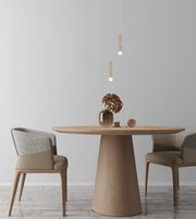 Moderne Hängeleuchte in einem eleganten Esszimmer, aus der Perspektive eines seitlichen Blicks auf den Tisch.