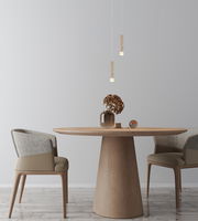 Moderne Hängeleuchte in einem eleganten Esszimmer, aus der Perspektive eines seitlichen Blicks auf den Tisch.