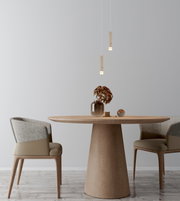 Moderne Hängeleuchte in einem eleganten Esszimmer, aus der Perspektive eines seitlichen Blicks auf den Tisch.