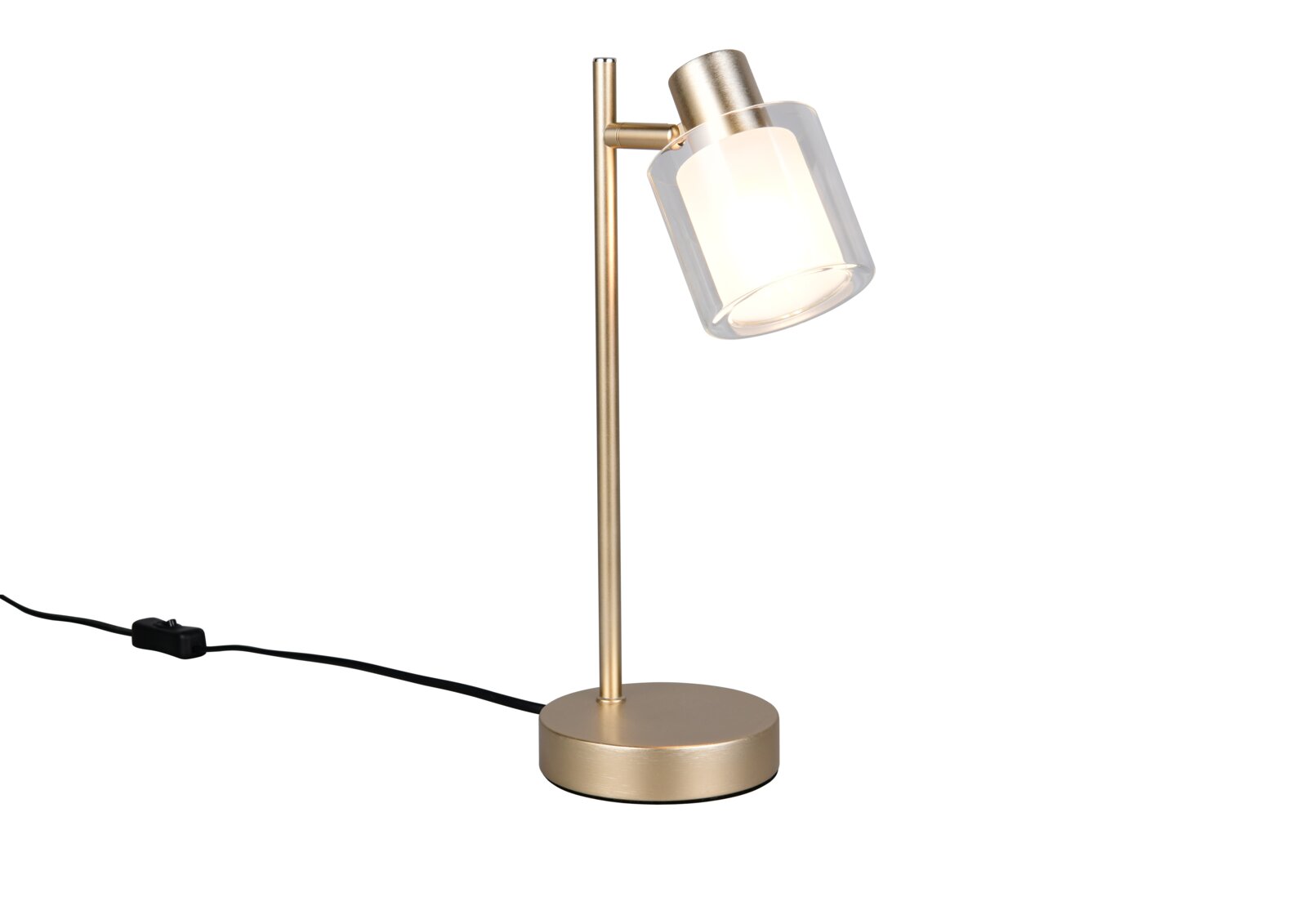 Goldfarbene Tischleuchte mit rundem Standfuß, schlankem Stab und schwenkbarem zylindrischem Glasschirm, eingeschaltet, mit schwarzem Kabel und Zwischenschalter; freigestellt auf weißem Hintergrund in frontaler 3/4-Ansicht von rechts.