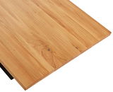 Nahaufnahme einer Tischplatte aus Holz mit natürlicher Maserung, perspektivisch von oben fotografiert.