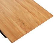 Nahaufnahme einer Tischplatte aus Holz mit natürlicher Maserung, perspektivisch von oben fotografiert.