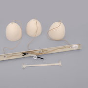 Dreiflammige Pendelleuchte mit drei cremeweißen, eiförmigen Glasschirmen und beigen Kabeln, geöffnetem Baldachin mit sichtbarer Verkabelung und Montageschiene, fotografiert aus schräger Draufsicht.