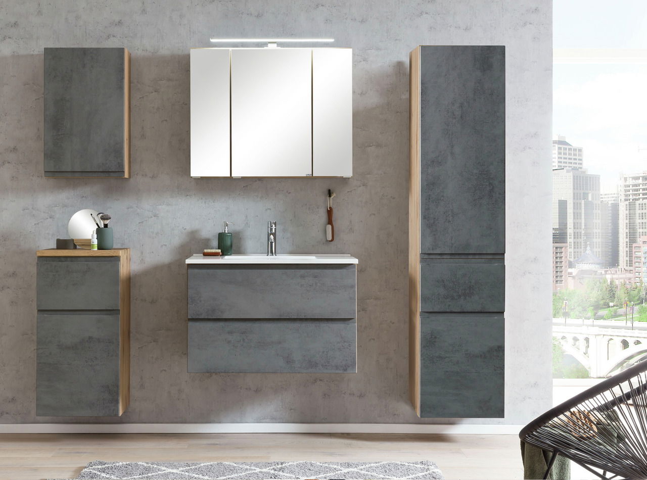 Moderne Badezimmermöbel in Betonoptik mit Hochschrank, Spiegelschrank und Waschbeckenunterschrank, frontal betrachtet.