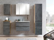 Moderne Badezimmermöbel in Betonoptik mit Hochschrank, Spiegelschrank und Waschbeckenunterschrank, frontal betrachtet.