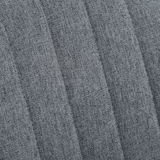 Nahaufnahme des grauen Stoffbezugs eines Homeoffice-Drehstuhls, diagonale Perspektive