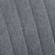 Nahaufnahme des grauen Stoffbezugs eines Homeoffice-Drehstuhls, diagonale Perspektive