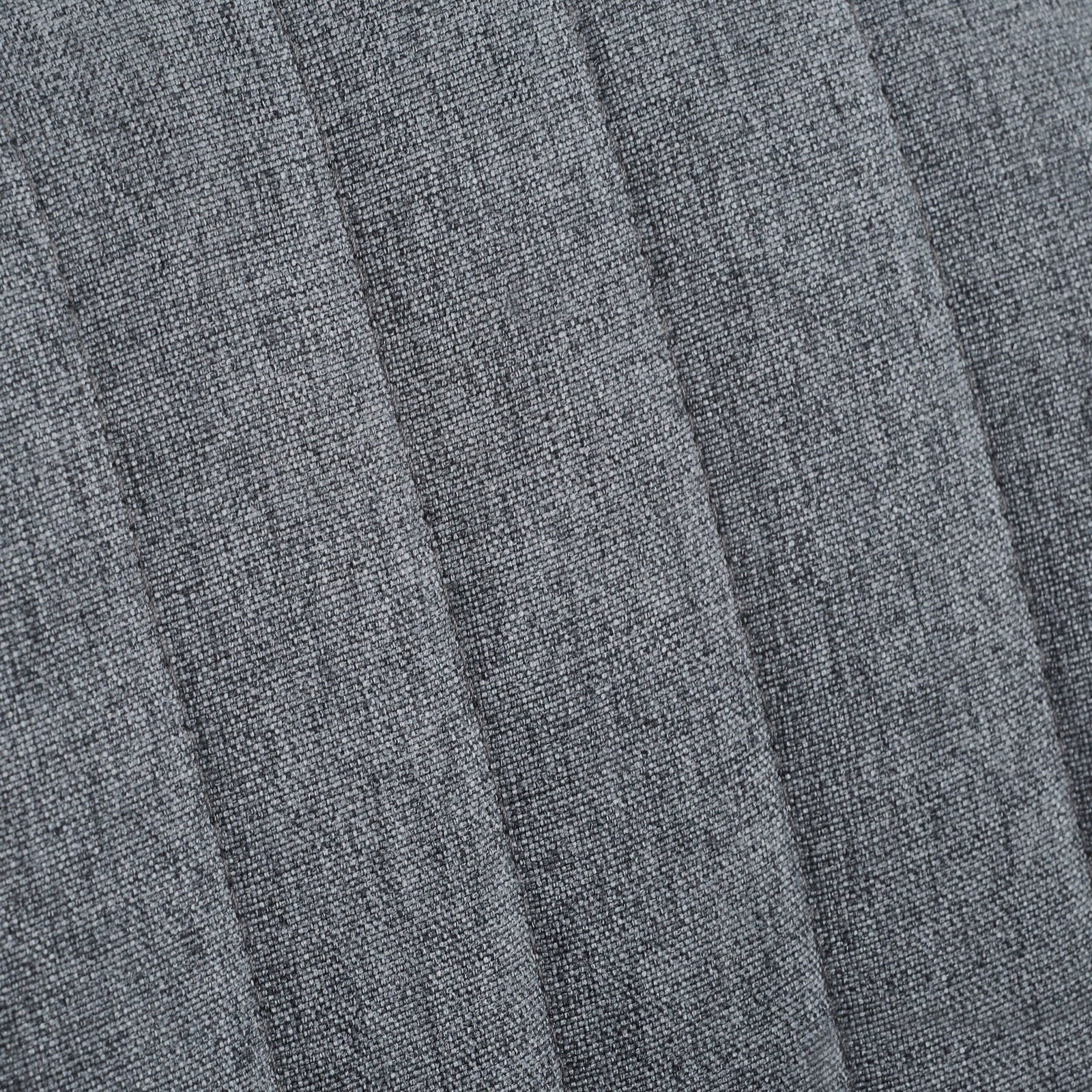 Nahaufnahme des grauen Stoffbezugs eines Homeoffice-Drehstuhls, diagonale Perspektive