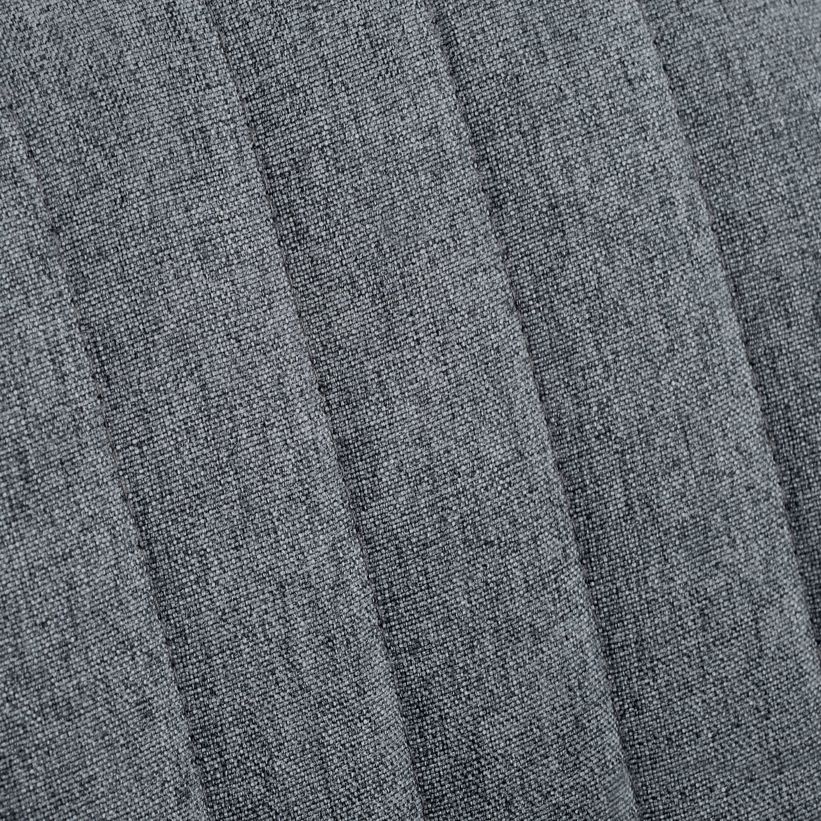 Nahaufnahme des grauen Stoffbezugs eines Homeoffice-Drehstuhls, diagonale Perspektive