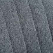 Nahaufnahme des grauen Stoffbezugs eines Homeoffice-Drehstuhls, diagonale Perspektive