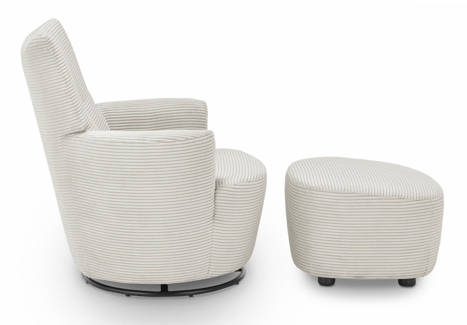 Seitenansicht eines beigen, gerippten Sessels mit passendem Hocker auf weißem Hintergrund.