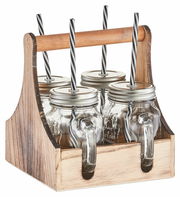 Trinkgläser-Set mit vier Gläsern in einem Holzträger, jedes Glas mit Deckel und gestreiftem Strohhalm, seitliche Perspektive