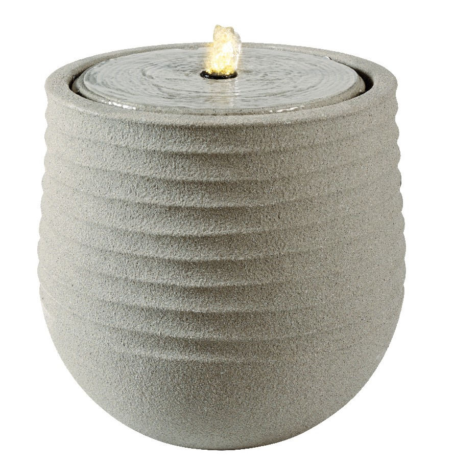 Grauer, runder Brunnen aus recyceltem Kunststoff mit gerippter Oberfläche und sprudelndem Wasser an der Spitze, seitliche Perspektive