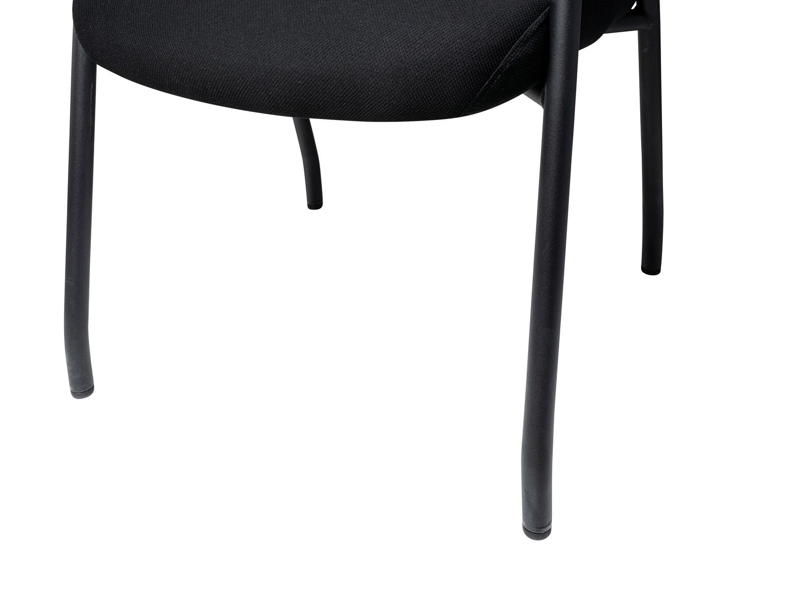 Nahaufnahme eines schwarzen Besucherstuhls mit Metallbeinen, seitliche Perspektive