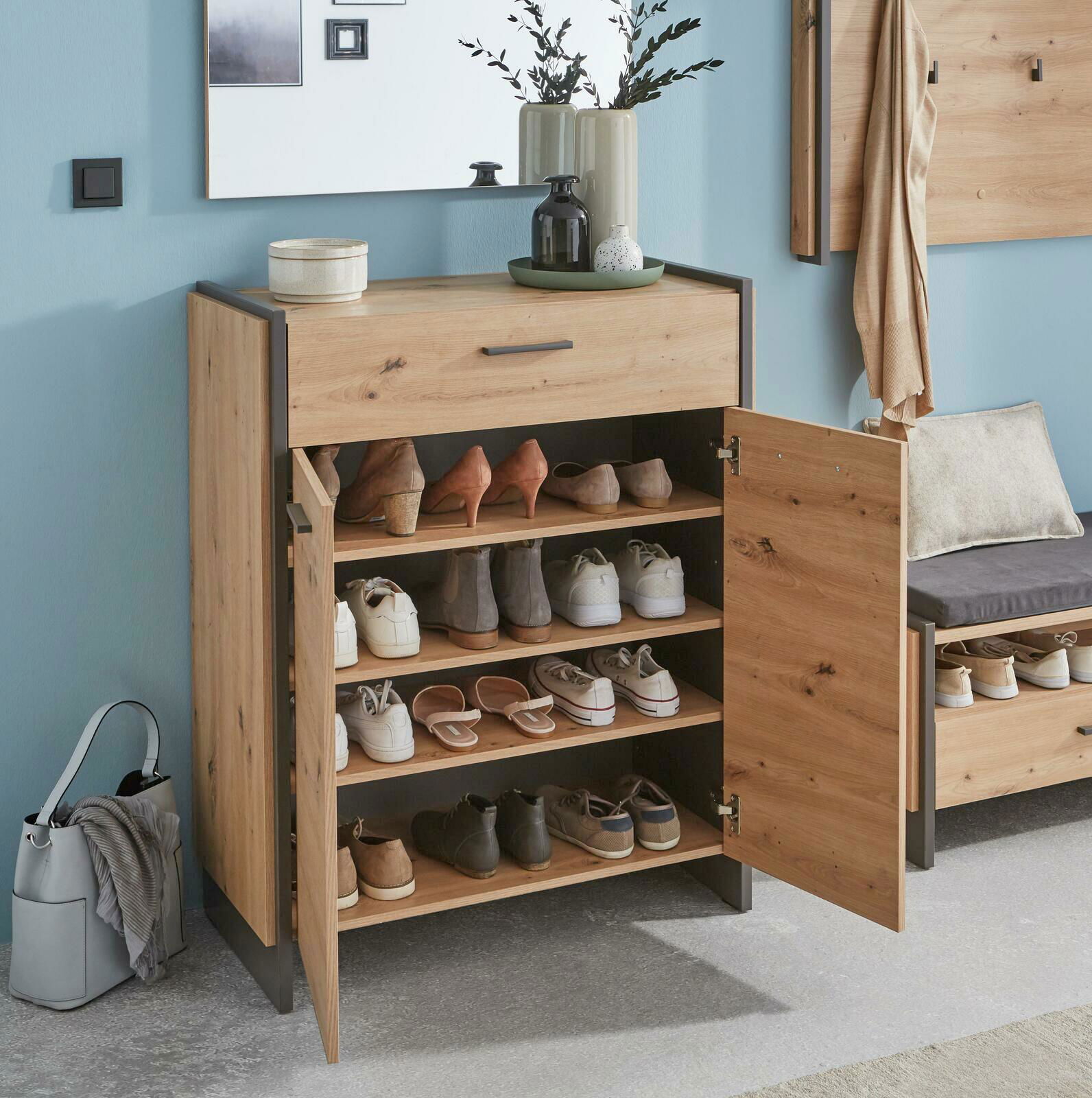 Voleo Schuhschrank FLASH Moderner Schuhschrank aus Holz mit mehreren Fächern, gefüllt mit verschiedenen Schuhen, in einer stilvollen Wohnumgebung. Frontalansicht.