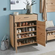 Moderner Schuhschrank aus Holz mit mehreren Fächern, gefüllt mit verschiedenen Schuhen, in einer stilvollen Wohnumgebung. Frontalansicht.