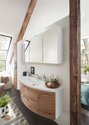 Moderne Badkombination mit Holzoptik und Spiegel, seitliche Perspektive