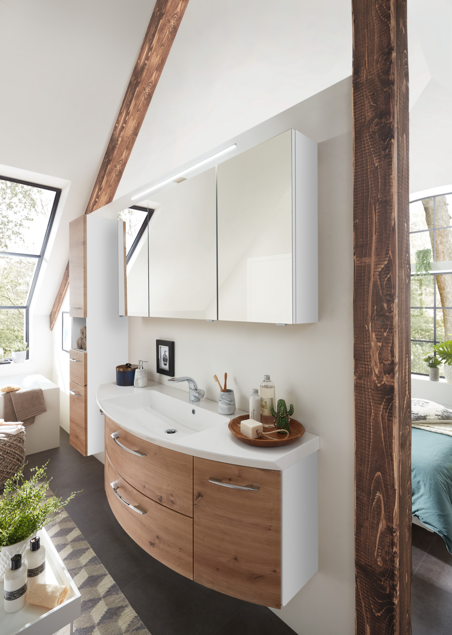 Moderne Badkombination mit Holzoptik und Spiegel, seitliche Perspektive