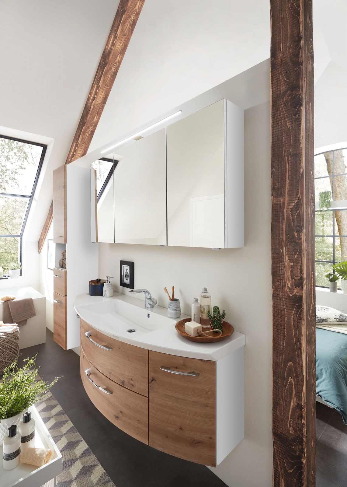 Moderne Badkombination mit Holzoptik und Spiegel, seitliche Perspektive