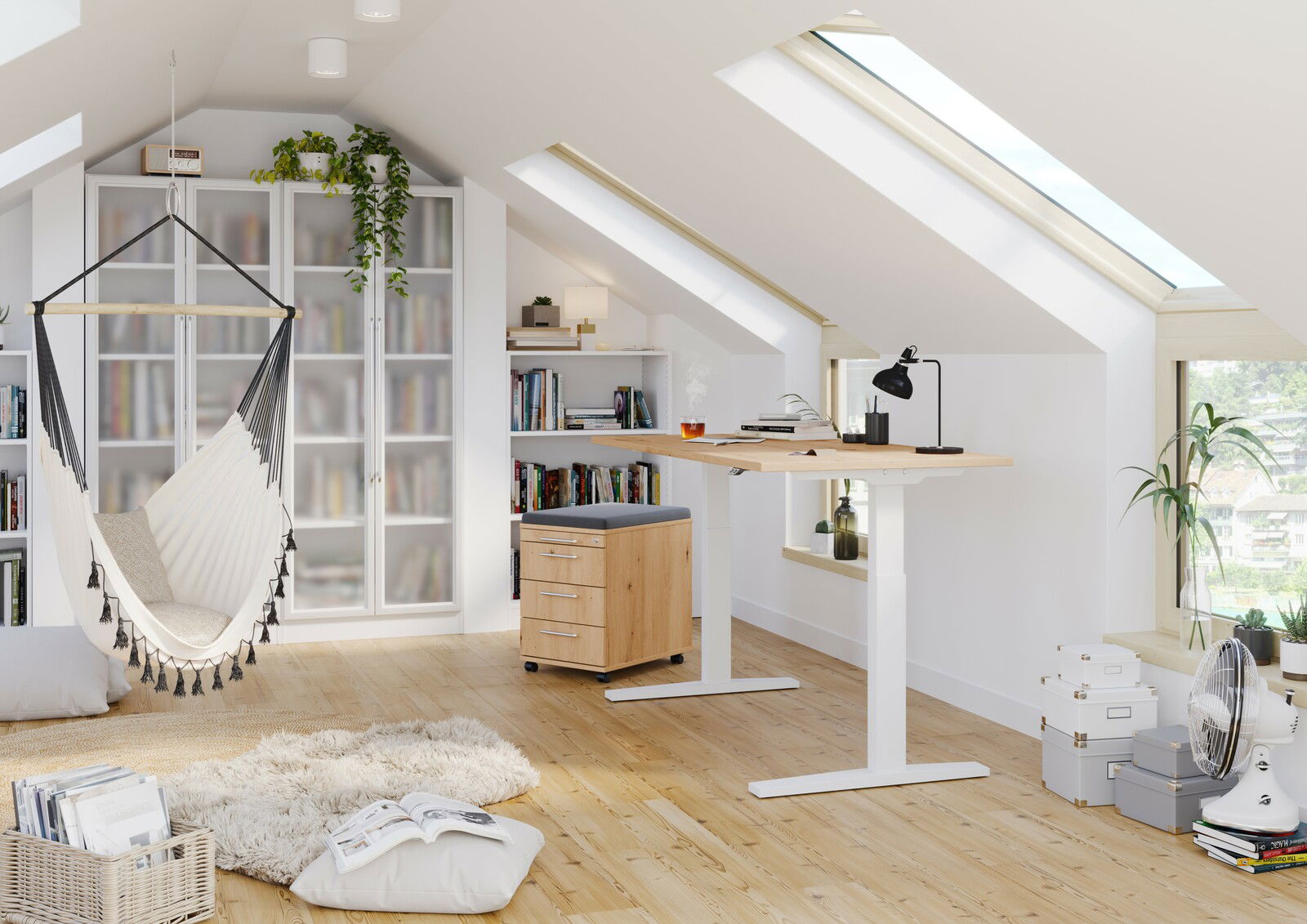 Moderner E-Schreibtisch in einem hellen Dachgeschossbüro mit Blick auf ein großes Fenster und stilvolle Einrichtung.