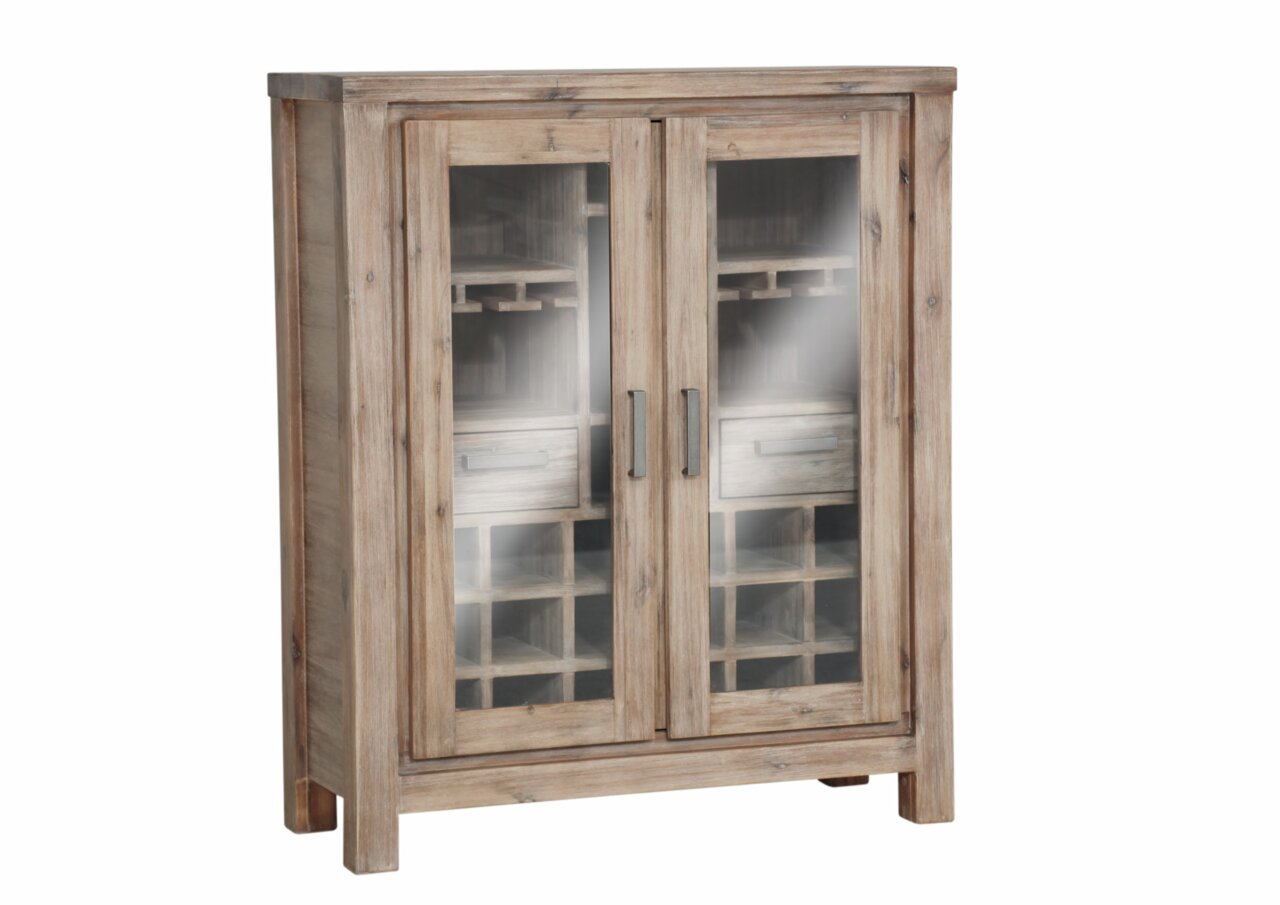 Rustikales Highboard aus Holz mit Glastüren, frontal fotografiert