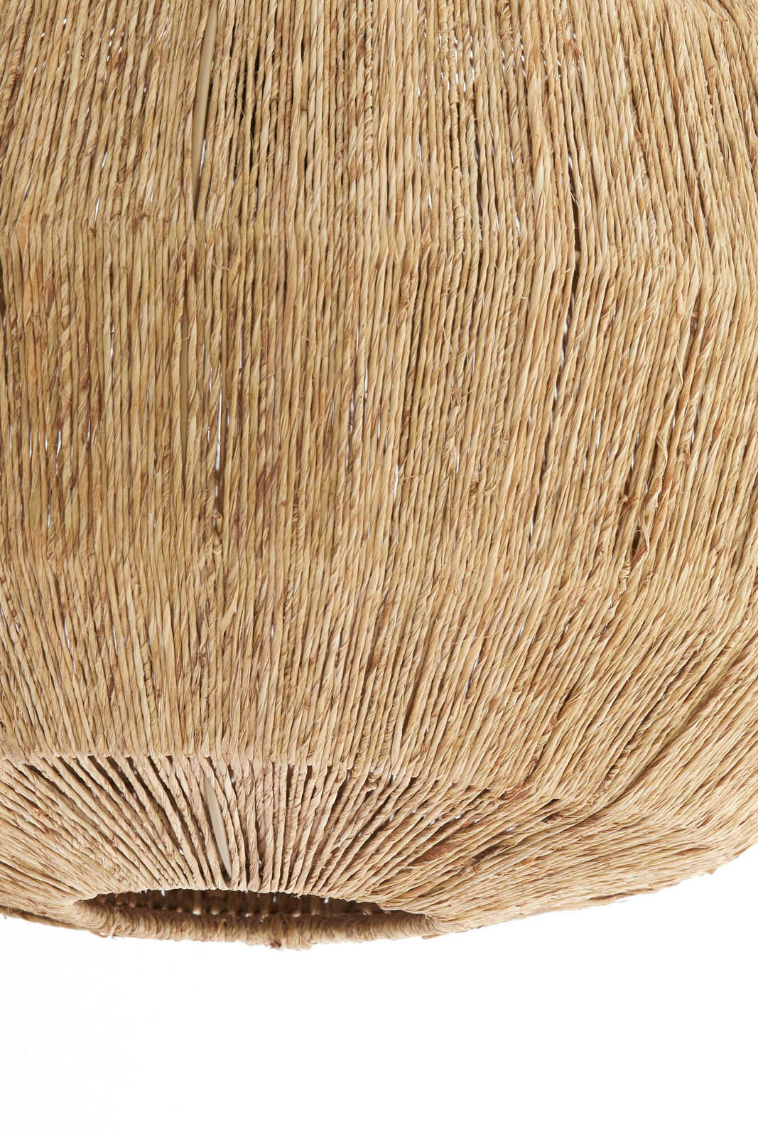 Nahaufnahme einer Hängeleuchte aus geflochtenem Naturmaterial, von unten betrachtet.