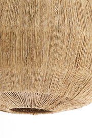 Nahaufnahme einer Hängeleuchte aus geflochtenem Naturmaterial, von unten betrachtet.