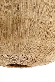 Nahaufnahme einer Hängeleuchte aus geflochtenem Naturmaterial, von unten betrachtet.